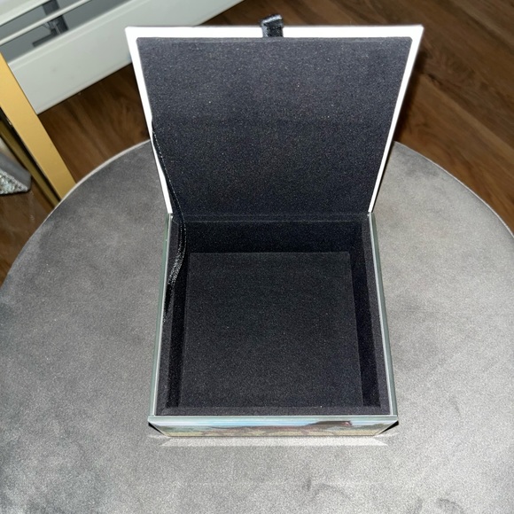 Decorative glass horse box - Picture 3 of 3